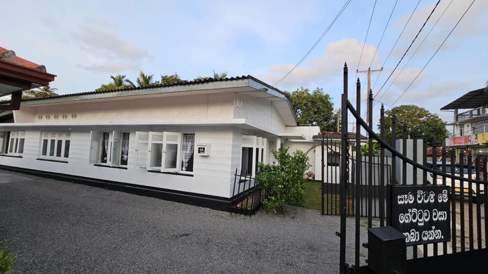 - Entire House - Sleeps 7 - Close To The Airport *