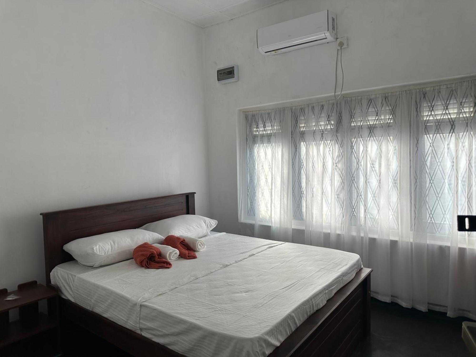Holiday home - Entire House - Sleeps 7 - Close To The Airport *