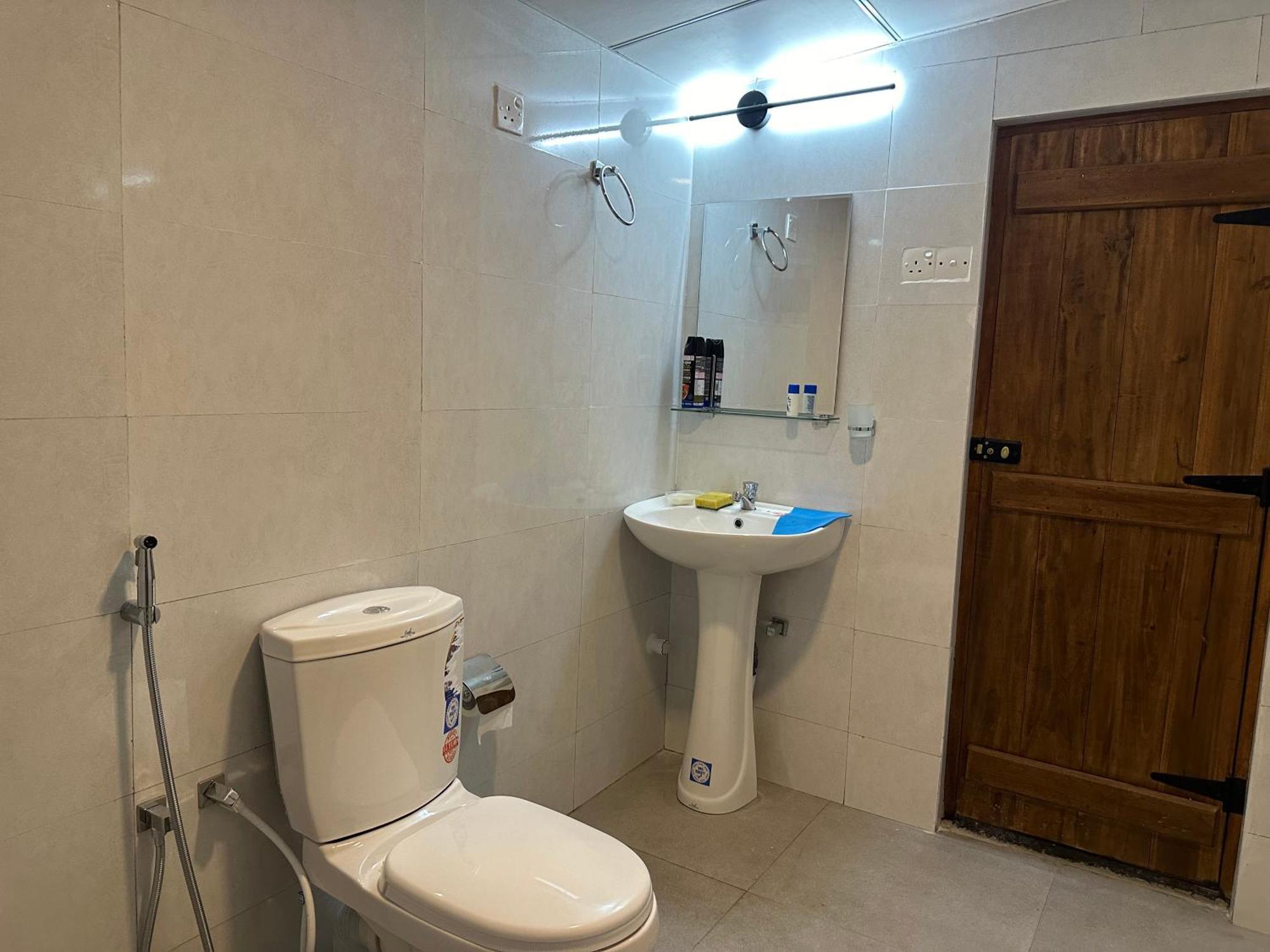 Holiday home - Entire House - Sleeps 7 - Close To The Airport *
