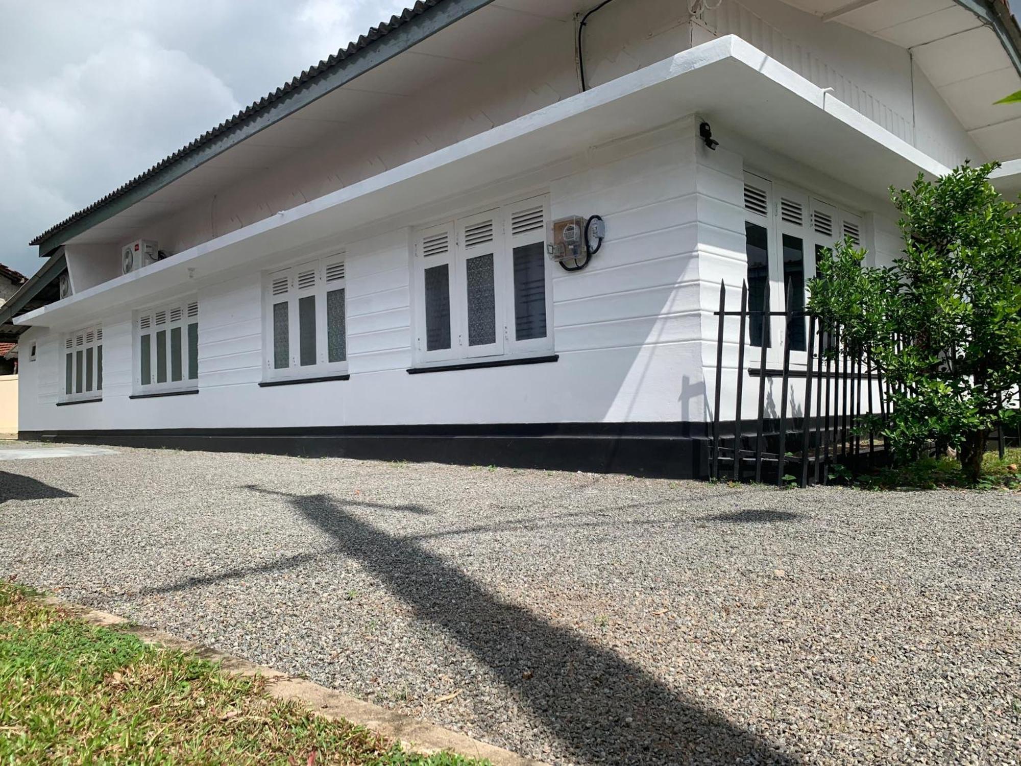 - Entire House - Sleeps 7 - Close To The Airport *
